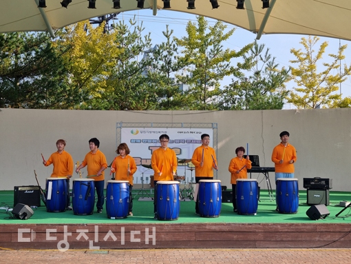 ▲ 당진시장애인복지관이 삽교천 함상공원 야외 공연장에서 발달장애인으로 이뤄진 IT결합 타악기 앙상블 악단 너울나래의 버스킹 공연 ‘The busking’을 지난 22일 실시했다.