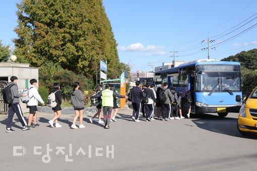 ▲ 하교시간이 되면 송악중학교 정문 앞은 택시와 학부모들의 차량이 뒤엉켜 혼잡해진다.
