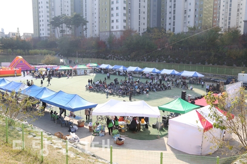 ▲ 당진1동 주민자치회가 당진푸르지오 2차 아파트 옆 한마음공원에서 할로윈 위드축제를 개최했다.