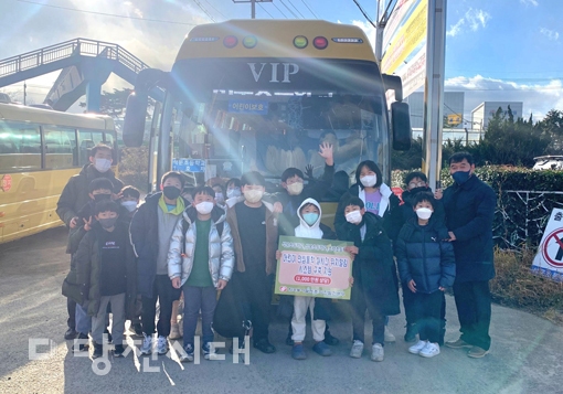 ▲ 한국동서발전㈜ 당진발전본부가 ‘어린이 안심 통학 실시간 위치 알림 시스템’을 구축하고 지난달 30일 석문초에서 전달식을 진행했다.
