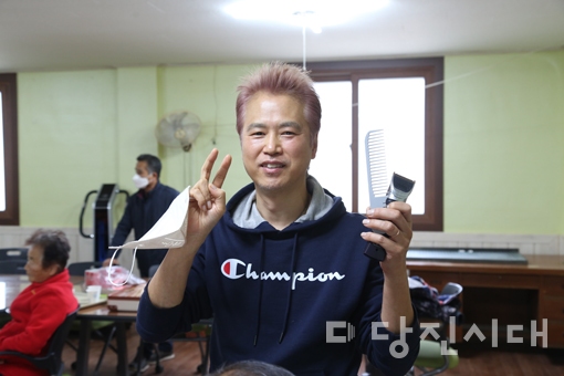 ▲ 고향인 대호지면 사성2리 마을회관을 찾아가 미용봉사를 하고 있는 김현구 현’s헤어 대표