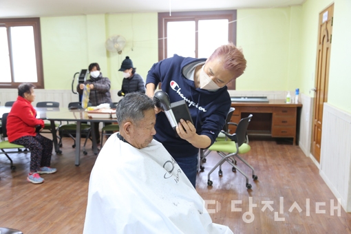 ▲ 고향인 대호지면 사성2리 마을회관을 찾아가 미용봉사를 하고 있는 김현구 현’s헤어 대표