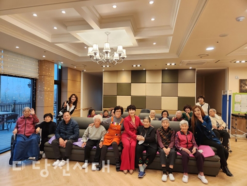 ▲ 한국문화연예협회가 지난 5일 다솜요양센터에서 어르신들을 위한 위안공연을 진행했다.
