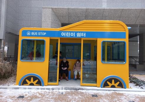 ▲ 읍내동 당진아이파크 아파트에 설치된 어린이 버스 승강장