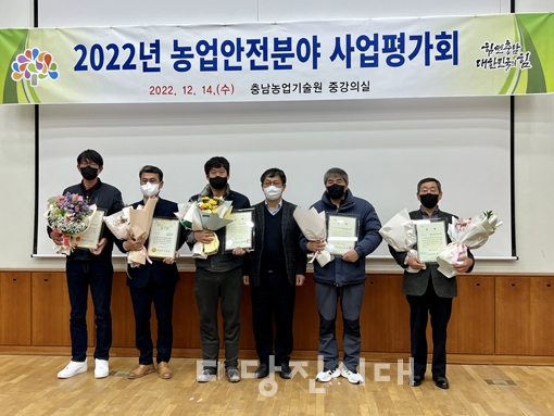 ▲ 당진 꽈리고추연구회(맨 오른쪽)가 충청남도농업기술원이 주최한 ‘2022 충남 농작업 안전 경진대회’에서 우수상을 지난 14일 수상했다.