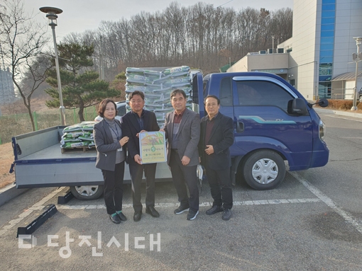▲ 기독교 대한감리회 당진동지방 남선교회 연합회가 쌀 150포를 송악읍에 지난 12일 전했다.