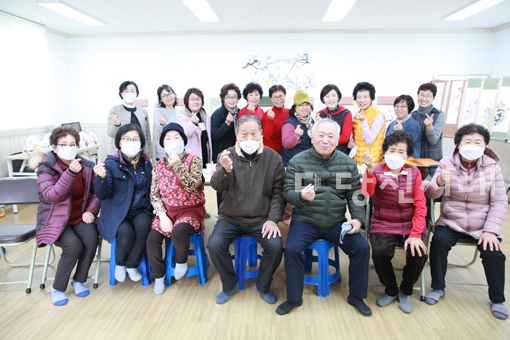 ▲ 지난달 28일 순성면 성북1리 마을회관에서 주민들이 배운 문인화 작품을 전시하는 전시회가 열렸다.
