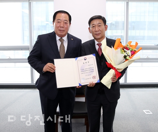 ▲ 충남도의회가 지난달 26일 지방의회 우수사례 대상 전수식을 진행했다.
