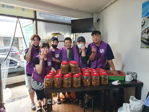 참교육학부모회의 김장김치 나눔 모습