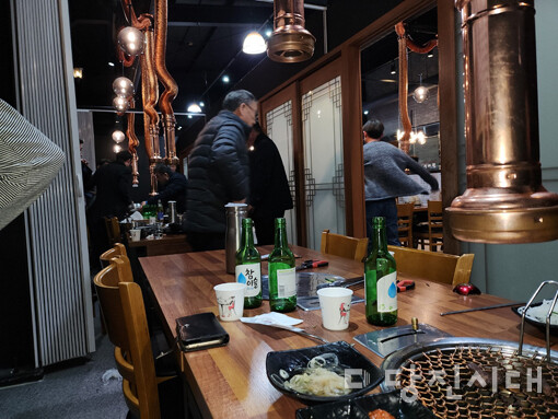 지난 15일 원당동에 위치한 한우전문점에서 환경 관련 기관 및 시민단체가 현대제철·당진화력 관계자와 술자리에 참여해 논란이 일고 있다.
