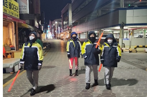 당진남·여의용소방대가 화재 예방을 위해 소화기 점검 및 보급과 야간 순찰 등의 활동을 펼치고 있다.