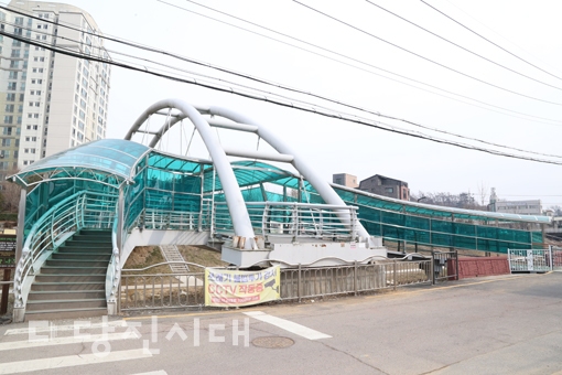 ▲ 교통안전이 우려됐던 탑동초 통학로가 공사 중인 모습. 사거리의 교통섬이 제거되고 인도가 확장됐으며 급식실 뒤편 육교에는 지붕을 씌웠다. ※해당 기사와 관련된 영상은 유튜브 당진방송을 통해 확인할 수 있다.