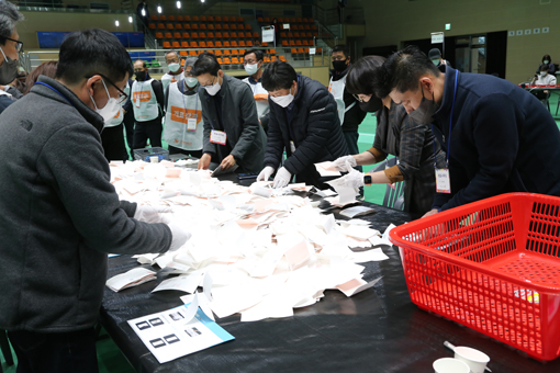 제3회 전국동시조합장선거 개표가 지난 8일 당진실내체육관에서 진행됐다. 누가 조합장으로 당선될지 시민들의 관심이 집중되면서 이날 현장에는 많은 시민들이 몰려들었다.