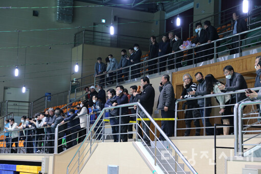 제3회 전국동시조합장선거 개표가 지난 8일 당진실내체육관에서 진행됐다. 누가 조합장으로 당선될지 시민들의 관심이 집중되면서 이날 현장에는 많은 시민들이 몰려들었다.