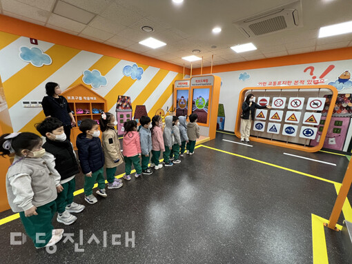 당진시 어린이 교통공원에서 당산초등학교병설유치원 원아들이 교통안전체험학습에 참여했다.