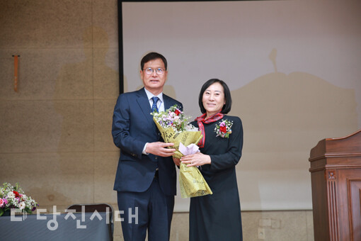 합덕초등학교 총동문회가 제86차 정기총회와 16대 회장 이·취임식을 지난 1일 본교 입지관에서 개최했다.