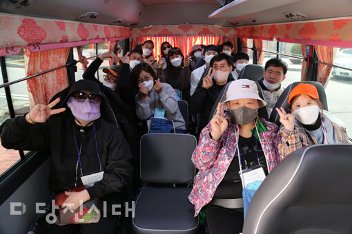 지난 12일 진행된 당진문화재단의 아트투어 '둥둥당당 소소한 모험' 출발 전 참가자들의 기념사진을 촬영했다.