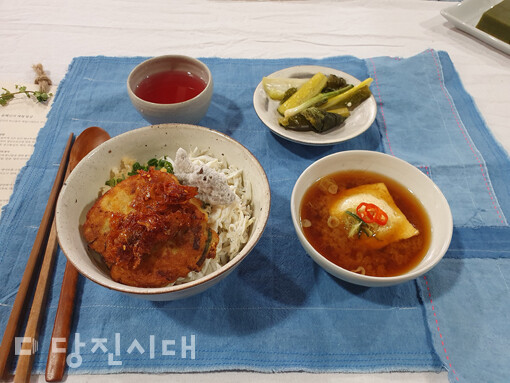 윤혜신 요리연구가가 당진의 4월 제철 식재료인 실치로 한 상 차림을 만들었다.