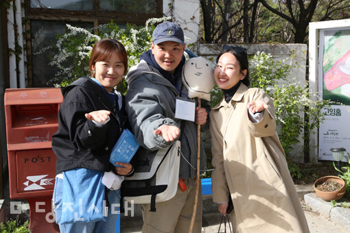 (왼쪽부터) 아트투어 이야기꾼 역할을 한 우현선 작가와 현장운영팀 '원더러스트', 인치수 당진문화재단 대리
