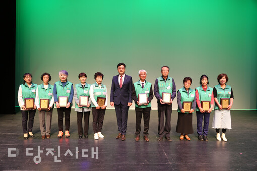 새마을운동 당진시지회가 제13회 새마을의 날을 기념하며 지난 18일 문예의전당 소공연장에서 기념식을 개최했다.