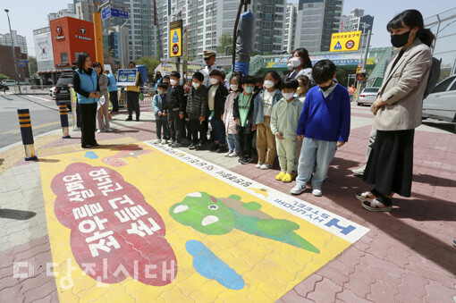‘H형 빛나는 도로’ 사업을 추진해온 현대제철이 탑동초등학교 인근 횡단보도 앞 바닥에 교통안전 바닥표시를 설치했다.