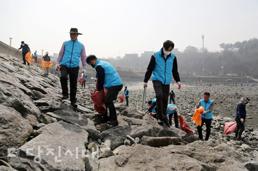 세계물의날을 맞아 현대제철 당진제철소 임직원이 1사 1연안 가꾸기의 일환으로 안섬포구에서 해양 환경 정화활동을 실시했다.