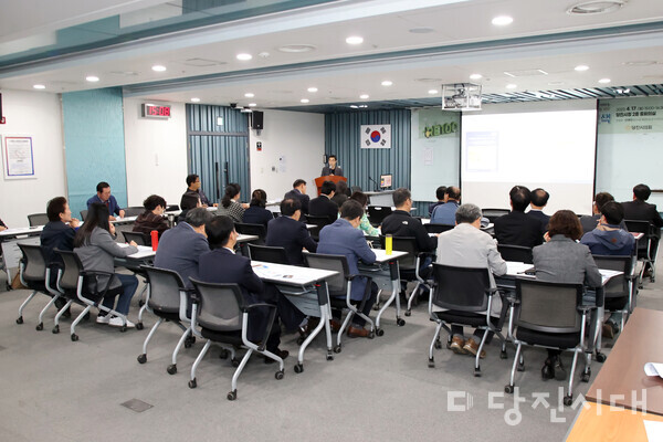 당진시의회가 지난 17일 RE100 동향과 당진시 대응 방안을 모색하고자 전문가 초청 특별강연회를 개최했다.