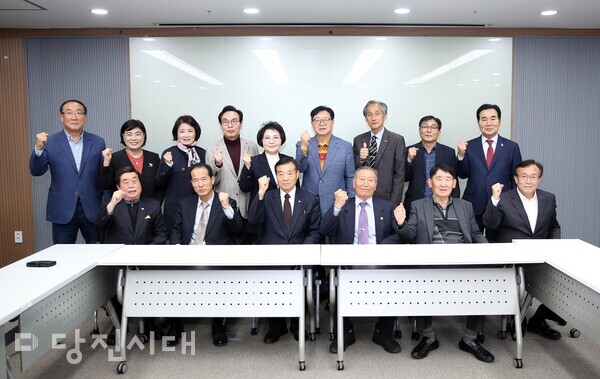충청남도의정회가 2023년도 제1차 이사회를 지난 18일 개최했다.