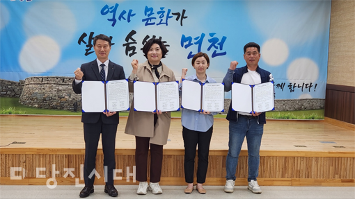 (왼쪽부터) 한영우 면천면장, 김창희 당진시남부사회복지관장, 문경자 면천진달래가족봉사단장, 이석범 면천면주민자치회장