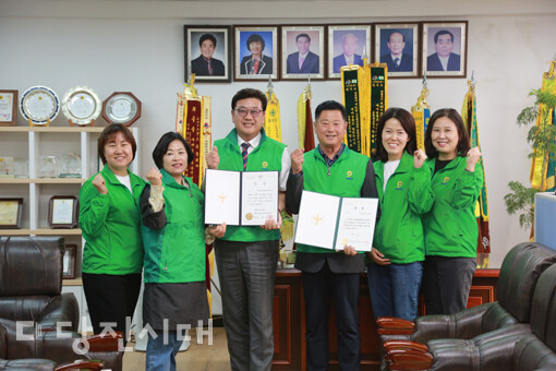 (왼쪽부터) 박은경 사무국장, 이순희 당진시부녀회장, 한민섭 당진시지회장, 나동수 새마을문고회장, 박현숙 관리과장, 이혜경 서무과장
