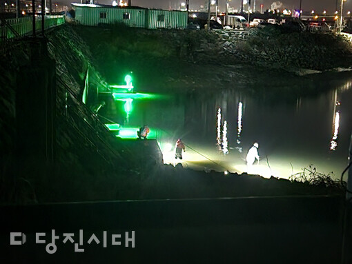 LED집어등을 이용하여 불법으로 실뱀장어를 포획하고 있다.