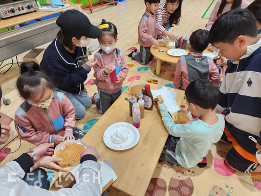 순성초등학교병설유치원이 본교 체육관에서 어린이날 가족참여 놀이체험 한마당을 진행했다