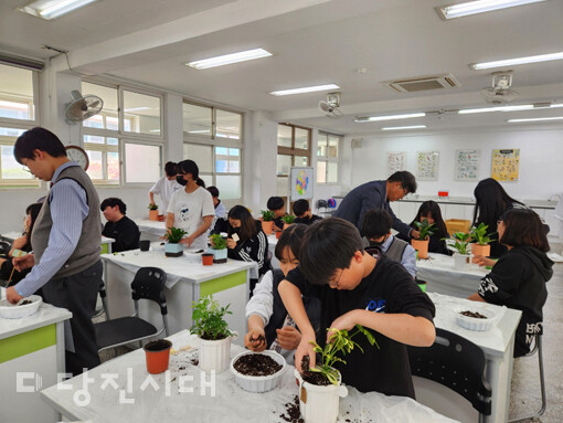 면천중학교가 지난 2일 탄소중립을 실천하기 위해 반려 식물 심기 활동을 실시했다