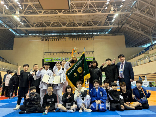 탑동초등학교 유도부가 제14회 청풍기 전국 유도대회에 출전해 단체전 우승과 4개의 메달을 획득했다.