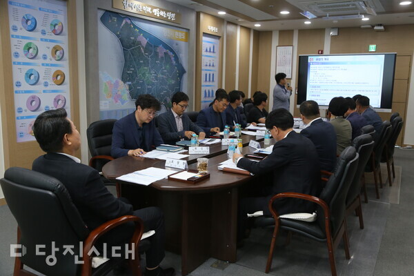 지난 18일 스마트 원예단지 기반 조성사업 실시설계 중간보고회가 당진시청 접견실에서 개최됐다.