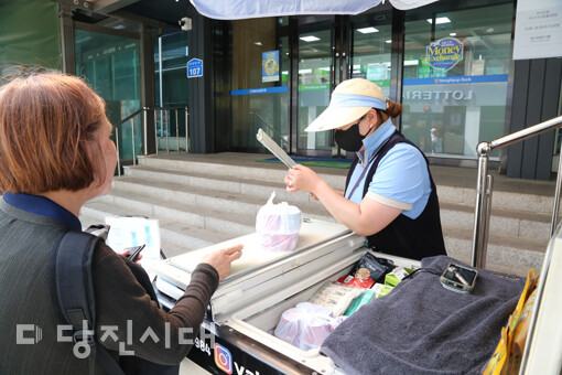 허순영 매니저가 버스 시간을 묻는 고객을 위해 버스 시간표를 확인하고 있다.