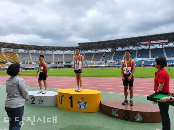 육상 200m 종목에서 서정초 이정우 학생이 금메달을 수상했다.