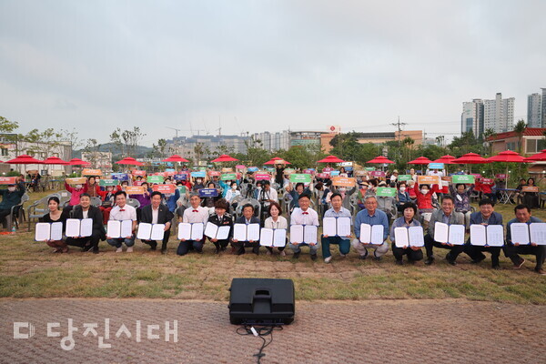 당진3동주민자치회가 지난 13일 당진3동 행정복지센터 앞 잔디광장에서 주민총회 및 힐링콘서트를 개최했다.