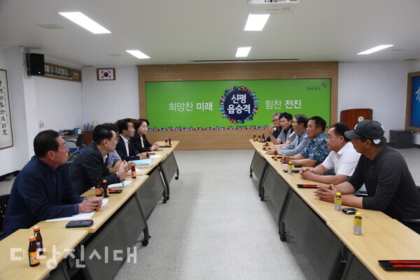 당진항친수시설 동의안 부결과 관련해 지난 14일 신평면 주민단체와 더불어민주당 소속 당진시의원이 간담회를 진행했다.