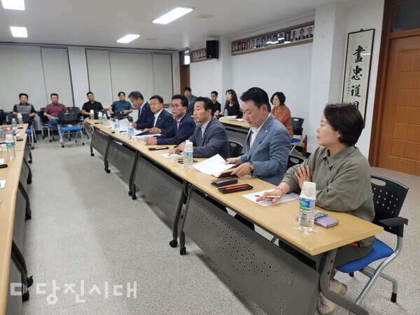지난 20일 신평면 주민 대표들과 당진시의원들이 항만친수시설 조성 문제와 관련해 회의를 진행했다.