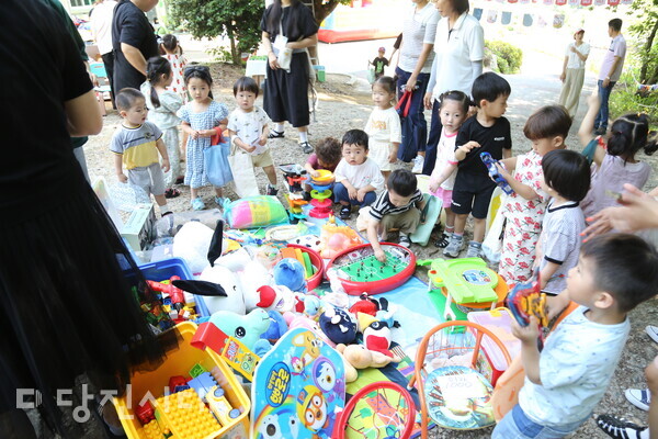 대건어린이집이 아나바다 불우이웃 돕기 바자회를 진행해 원아 및 학부모 80명이 참여했다.