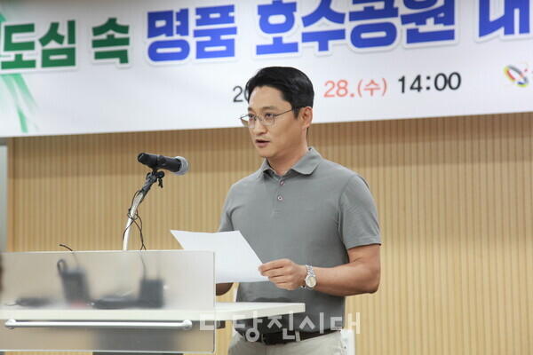지난달 28일 당진 호수공원 대상지 선정위원회가 호수공원 최종 대상지로 2안인 대덕동으로 선정했다. 최종 대상지를 발표하고 있는 호수공원 대상지 선정위원장