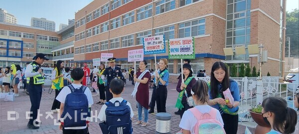 지난 15일과 16일 당진초등학교와 기지초등학교에서 어린이 교통안전 캠페인을 실시했다.