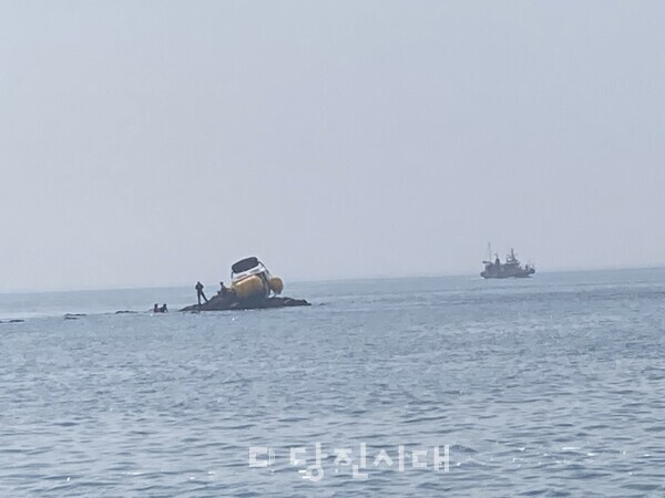 레조보트 A호가 암초 위에 얹혀 있다.