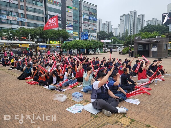 민주노총 세종충남지역본부 당진시위원회가 지난달 28일 당진버스터미널 광장에서 ‘열사정신 계승 노동탄압 규탄 윤석열 정권 퇴진 당진문화제’를 개최했다.