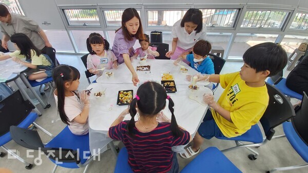 팥빙수 만들기 활동 중