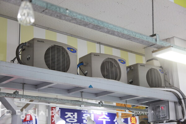 어시장 안에 설치돼 있는 수족관 냉각기 실외기. 여름철에는 수조의 온도를 낮추기 위해 계속해 가동되고 있다.