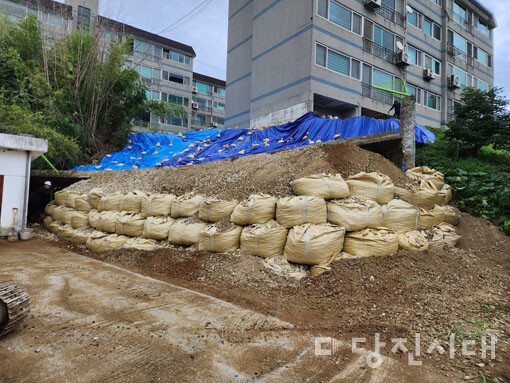 대덕동에 위치한 송정맨션 인근 옹벽이 무너져 주민들이 대피했다.