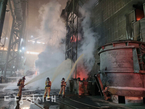 지난 5일 송악읍 고대리 공장에서 화재가 발생해 소방대원들이 불길을 진압하고 있다.