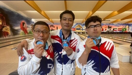 제5회 세계농아인볼링선수권대회에서 동메달을 획득한 김연호 선수(왼쪽)